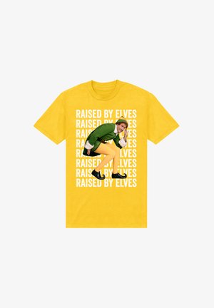 Gul bomulds t-shirt med teksten "Opdraget af Alfer" i hvid, med en farverig alv-karakter i grønt tøj og gule tights.