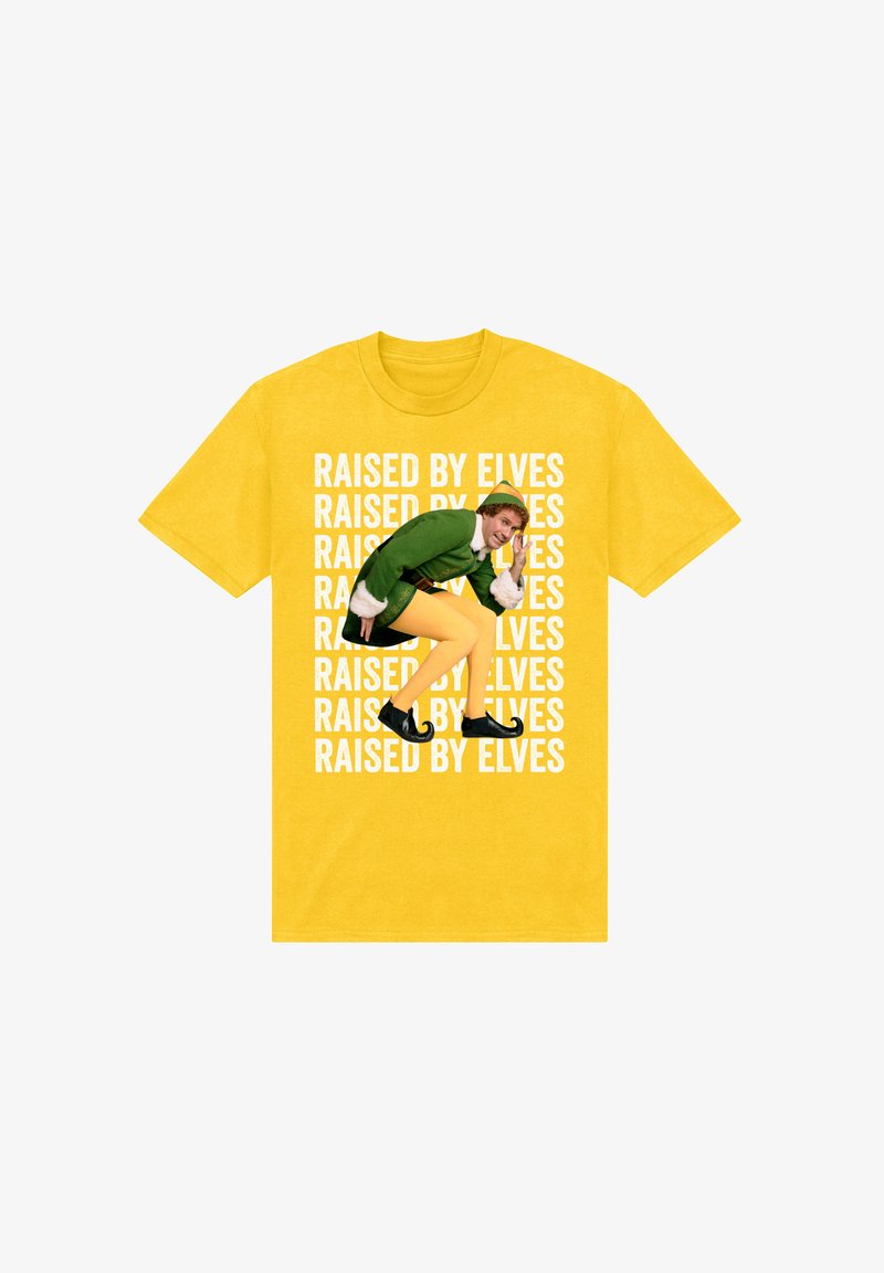 Žluté bavlněné tričko s nápisem "Raised by Elves" v bílé barvě, s barevným elfa v zeleném oblečení a žlutých punčochách.
