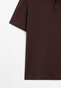 Burgundské polo tričko s krátkými rukávy, vyrobené z hladké bavlněné tkaniny, s klasickým límečkem a jedním knoflíkovým detailem.