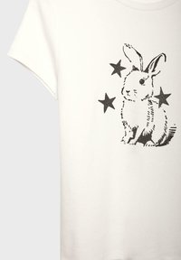 Hvid bomuld t-shirt med en sort skitse af en kanin omgivet af tre sorte stjerner. Kortærmet og med rund halsudskæring.