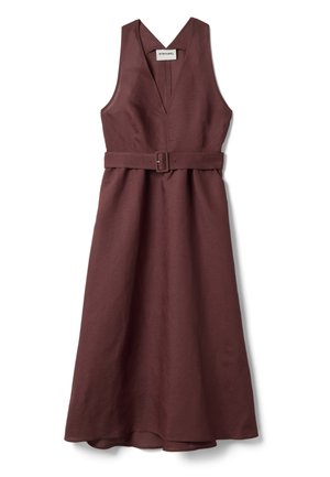 Vestido marrón midi sin mangas, con escote en V profundo, cinturón a juego y hebilla en la cintura, hecho de tela lisa con ligera textura.