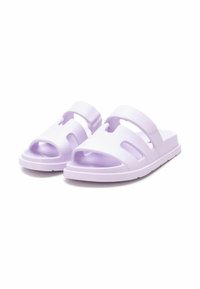 Chanclas de espuma moradas con un diseño minimalista, que presentan detalles recortados, una correa ancha y una plantilla texturizada para mayor comodidad.