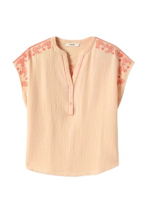 Blouse légère pêche à manches courtes avec broderie cachemire rouge sur les épaules, col en V avec deux boutons devant et tissu texturé.