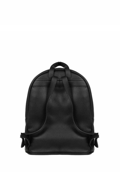 Mochila de cuero negro con forma redondeada, superficie texturada, asa superior y dos correas laterales para el cierre.