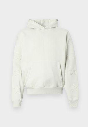 Hellgrauer Kapuzenpullover mit einer Fronttasche, Stern-Stickerei an den Ärmeln, gerippten Bündchen und Saum sowie einer Kordelzugkapuze. Hergestellt aus weichem Baumwollmaterial.