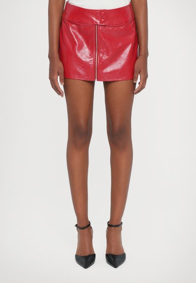 Rød faux læder mini nederdel med en skinnende overflade, der har en lynlåsdetaile og knaplukning. Designet med høj talje for en tætsiddende silhouette.