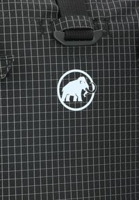 Czarna torba z tkaniny z wzorem w kratkę i białym okrągłym logo mamuta. Posiada wytrzymały pasek oraz fakturowaną powierzchnię.