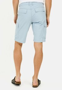 Lichtblauwe cargo shorts met twee zijzakken en twee achterzakken. Het materiaal lijkt lichtgewicht en is geschikt voor warm weer.