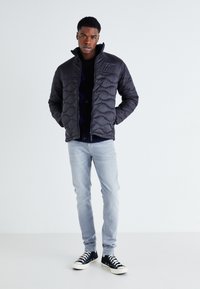 Jack & Jones JJENOAH PUFFER COLLAR - Ľahká bunda - black