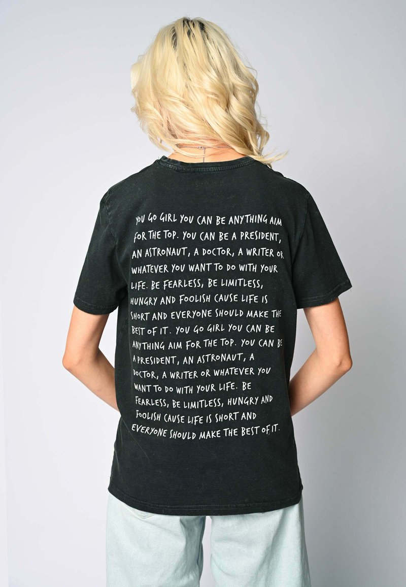 Mira Paris YOU GO VINTAGE UNISEX TEE 2024 - T-shirt print - black denim