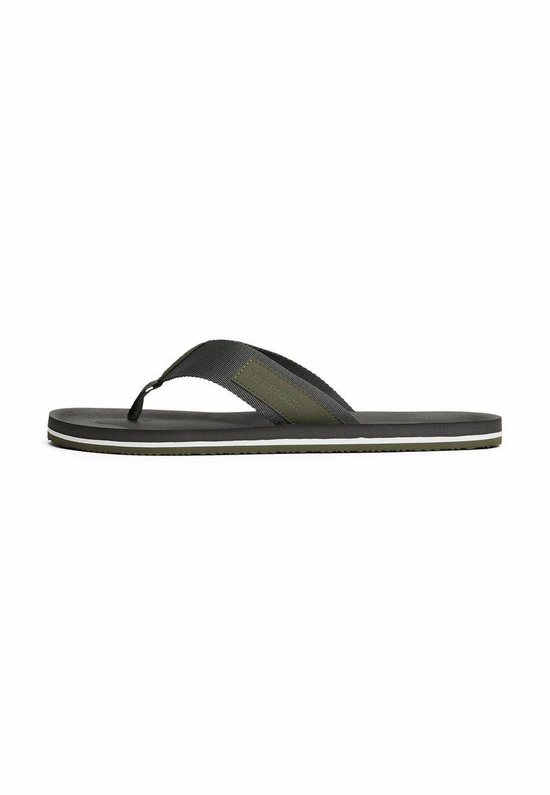 Infradito neri con una cintura in nylon testurizzato, soletta imbottita e un leggero accent white sulla suola. Design leggero e minimalista.