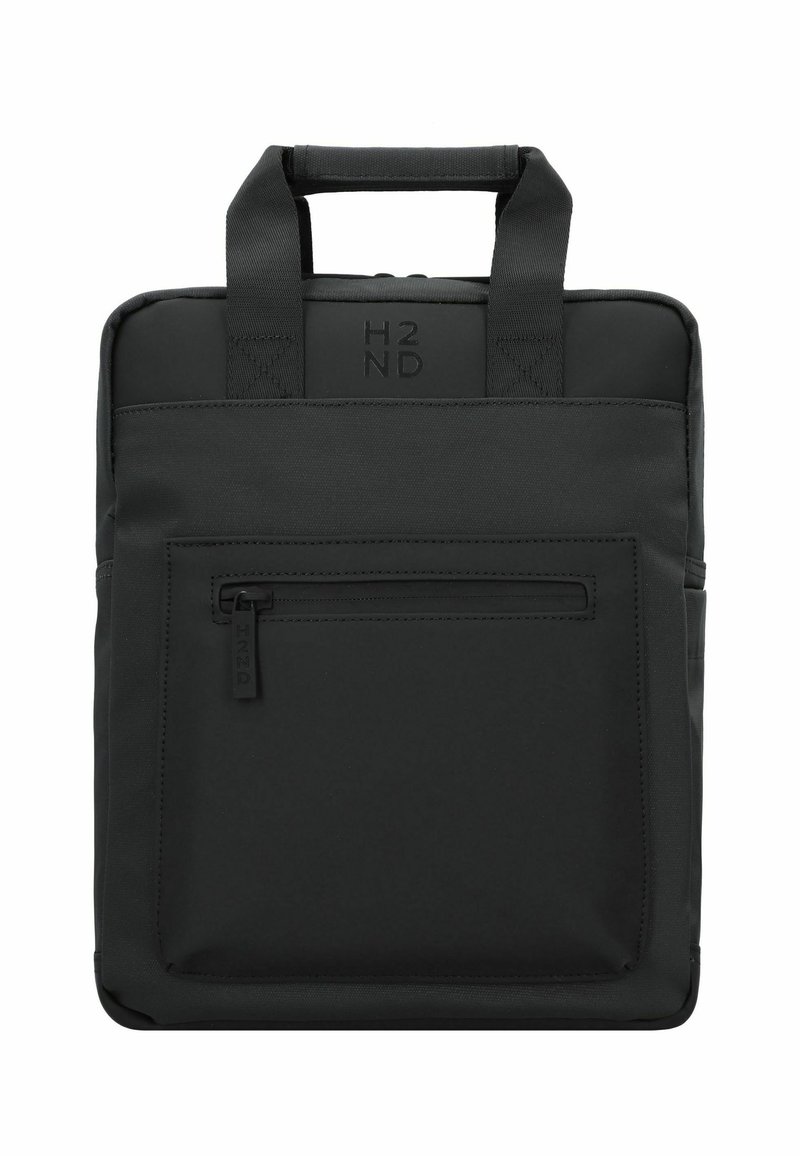 Bolsa de portátil negra hecha de tejido durable, con dos asas superiores, un bolsillo con cremallera en la parte delantera y un logo sutil grabado en la parte delantera.