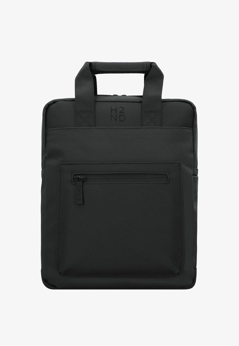 Bolsa de portátil negra hecha de tejido durable, con dos asas superiores, un bolsillo con cremallera en la parte delantera y un logo sutil grabado en la parte delantera.