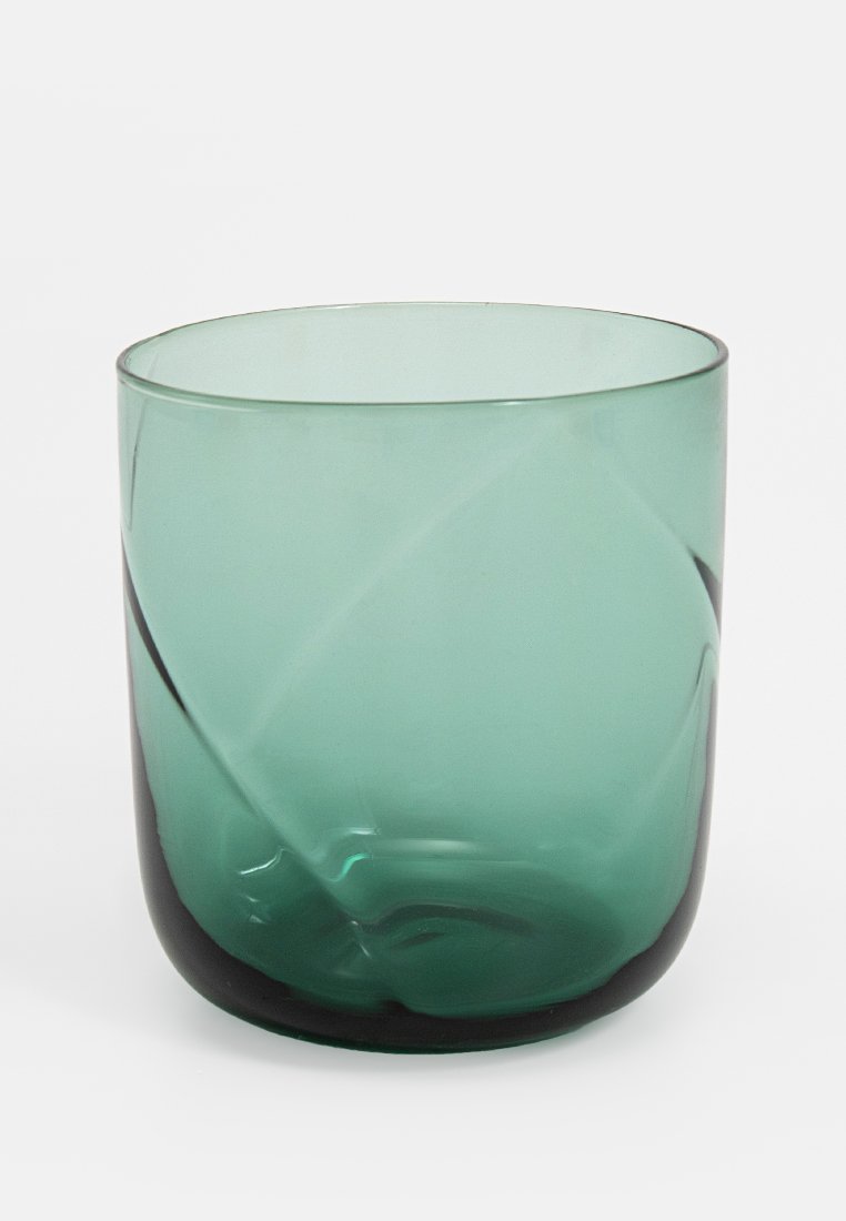Vaso de cristal verde con forma redondeada, que presenta un patrón diagonal texturizado y un acabado suave. La base transita a un tono más oscuro.