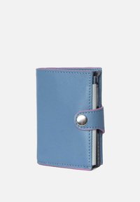 Blauwe leren portefeuille met paarse accenten, drukknoopsluiting en een gestructureerde afwerking. Beschikt over vakken voor kaarten en een compacte rechthoekige vorm.