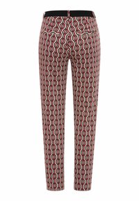 Pantalon ajusté avec un motif géométrique rouge, noir et blanc, poches passepoilées à l'arrière, et une ceinture noire.
