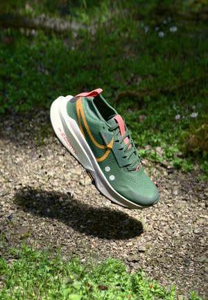 Nike Performance ZOOMX ZEGAMA 2 - Laufschuh Trail - fir/desert ochre/clay green/college grey/sail/bright crimson