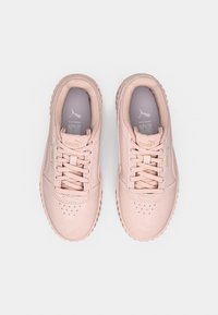 Ροζ ανοιχτό sneakers με λείο συνθετικό πάνω μέρος, στρογγυλή μύτη και σχέδιο με κορδόνια. Υφή στη σόλα από καουτσούκ με μικρές οπές στη μύτη.