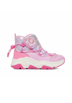 Hoher pinkfarbener Sneaker mit irisierend gepolstertem Knöchel, klobiger weißer und pinker Sohle, Schnürsenkelschlaufen und rundem Logopatch an der Seite.