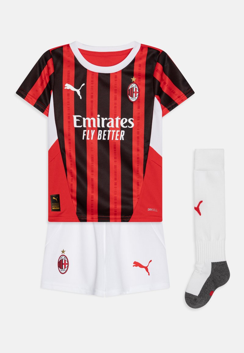 Maillot de football des jeunes de l'AC Milan avec un maillot rayé rouge et noir, un short blanc et des chaussettes blanches assorties avec des accents gris. Logo Puma visible.