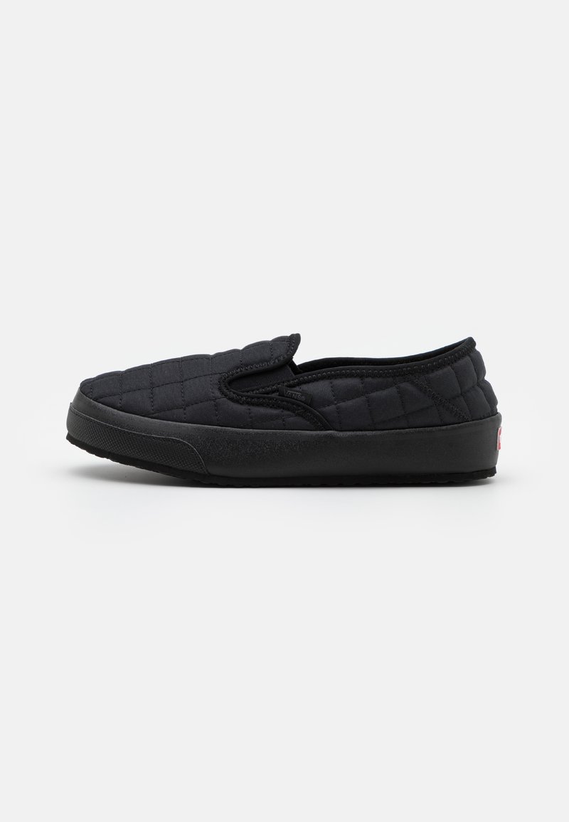 Chaussure slip-on matelassée noire, dotée d'un profil bas, d'une tige en tissu texturé, d'une semelle en caoutchouc et d'accents élastiques sur les côtés pour un enfilage facile.