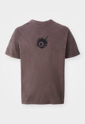 Dunkelbraunes Baumwoll-T-Shirt mit kurzen Ärmeln, Rundhalsausschnitt und einem runden schwarzen Grafikelement, das die Zahl 6 und Flammen auf der Brust zeigt.