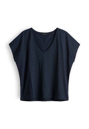 Marineblauw losvallend topje met korte mouwen, V-hals en brede schouderuitsnijding, gemaakt van lichtgewicht stof.