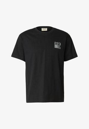 Czarny bawełniany t-shirt z krótkim rękawem, na przodzie z białym nadrukiem na klatce piersiowej z napisem "223 OFF DUTY GEAR" i prostokątną ramką.