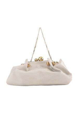 Sac à main blanc cassé brillant avec une anse chaîne dorée et des détails de fermoirs sphériques dorés sur le dessus.