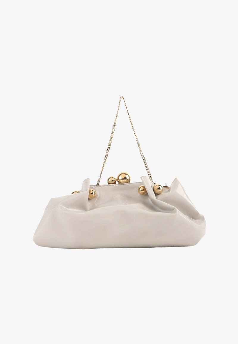 Sac à main blanc cassé brillant avec une anse chaîne dorée et des détails de fermoirs sphériques dorés sur le dessus.