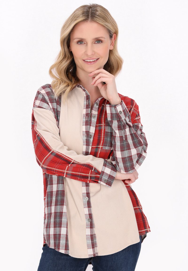 Langarmshirt met een rood- en grijsgeruit patroon aan de ene kant en een beige ribbeltextuur aan de andere kant, met een kraag.