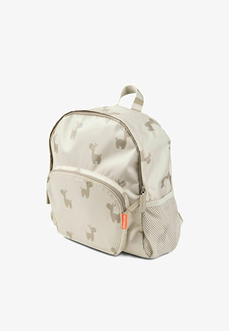 Petit sac à dos beige avec des motifs animaliers répétitifs de couleur marron clair, poche zippée à l'avant, poche latérale en mesh et anse de transport sur le dessus.