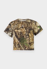 Πουκάμισο με κοντά μανίκια, με εκλεπτυσμένο καφέ και πράσινο σχέδιο καμουφλάζ που μοιάζει με φλοιό δέντρου, με μικρό λευκό λογότυπο στο στήθος.