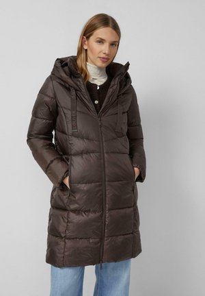Brązowa kurtka puchowa z kapturem, pikowany wzór, zamek z przodu, dwie boczne kieszenie i regulowane sznurki. Noszona na lżejszy sweter.