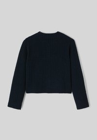 Pull à côtes bleu marine avec des manches longues, un col rond et un design court. Le tissu semble doux et texturé.