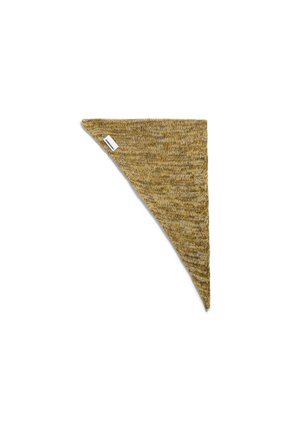Bandana triangulaire en tricot jaune moutarde avec une petite étiquette blanche sur un côté, posé à plat sur un fond blanc.