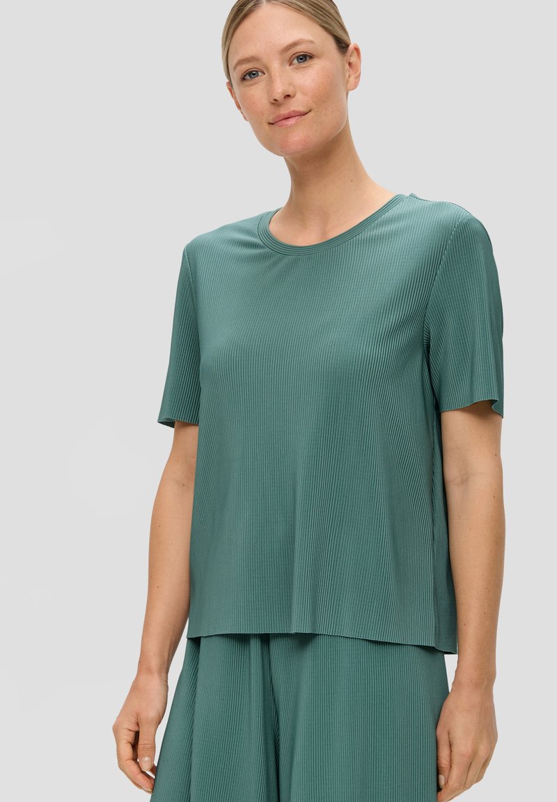 Turkusowy, prążkowany top z krótkim rękawem, okrągłym dekoltem i luźnym krojem, z delikatnym stretch'em dla wygody. Materiał ma gładką teksturę.