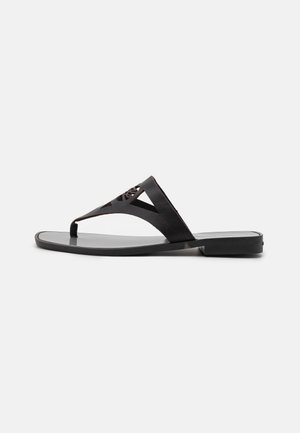 Schwarze Lederflip-Flops mit einem dünnen Riemendesign und Ausschnittmustern, flacher Sohle und minimalistischem Silhouette.