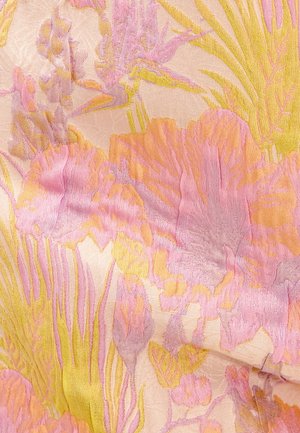 Tissu présentant un motif floral avec des nuances de rose, lavande et jaune. Le matériau a une texture soyeuse avec un éclat subtil et des détails complexes.