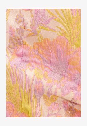 Tissu présentant un motif floral avec des nuances de rose, lavande et jaune. Le matériau a une texture soyeuse avec un éclat subtil et des détails complexes.