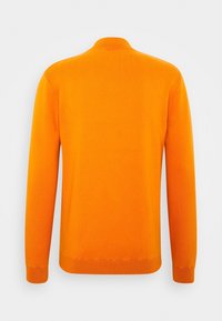 Orangene Strickjacke mit rundem Kragen, langen Ärmeln und geradem Saum. Glatte Textur und gleichmäßige Farbe überall.