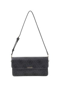 Sac bandoulière noir en synthétique avec motif de logo embossé, forme rectangulaire élégante, rabat pliant et bandoulière réglable. Accents de quincaillerie dorée.