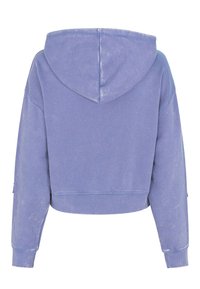 Haut court violet clair avec une texture douce, comportant une capuche avec cordon de serrage, des poignets côtelés et une finition légèrement effilochée.