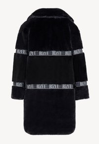 Zwarte nepbontjas met een relaxed fit, voorzien van gemarkeerde zwarte en witte banden bij de taille en mouwen. Glad textuur, middellange ontwerp.