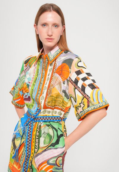 Abito a maniche corte con bottoni, caratterizzato da una stampa astratta colorata, con accenti arancioni, verdi e blu, e una vita accentuata da una cintura.