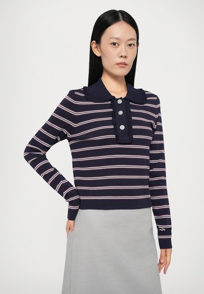 Marineblau und rosa gestreiftes Langarmoberteil mit einem Rüschenausschnitt und doppelter Knopfleiste. Hat einen engen Schnitt und weichen Stoff.