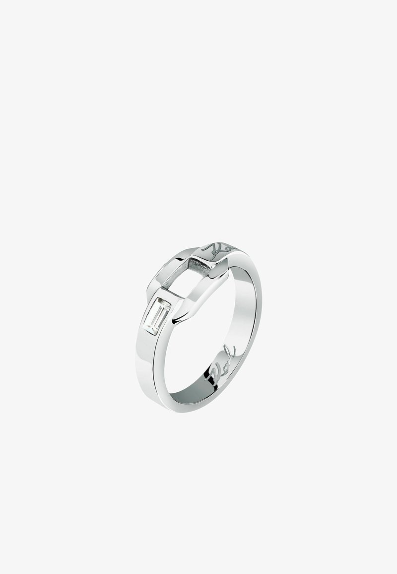 Sølv ring med et minimalistisk design, der har en rektangulær klar sten og subtile indgraveringer på bæreskinnen. Glat, poleret overflade.