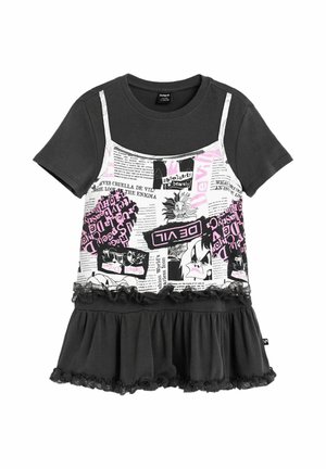 Zwarte korte mouwen jurk met aangehechte witte grafische top met print van cartoon gezichten, roze tekst en kant afgewerkte geplooide zoom.