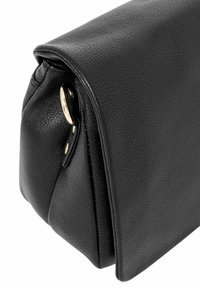 Czarna skórzana torebka o teksturowanym wykończeniu, z konstrukcją na zakładkę i złotymi akcentami na zapięciu.
