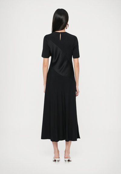 Fekete ruha testhezálló felsőrésszel és bővülő szoknyával, szatén betéttel, rövid ujjakkal és a hátoldalon kulcslyuk részlettel.